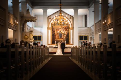 Hääpari alttarilla Helsingin vanhassa kirkossa