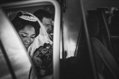 Hääpari hääautossa