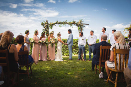 Hääpari hääkaaren alla