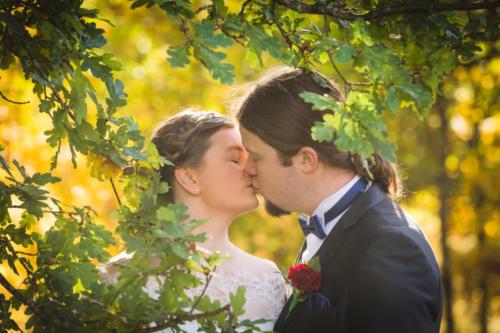 Hääpari suutelee