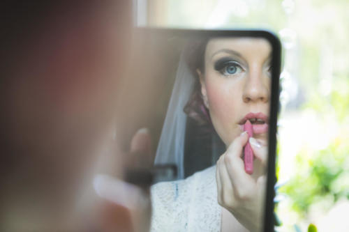 Morsian parantaa meikkiä