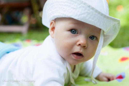 Lapsikuvaus - tyttölapsi viltillä