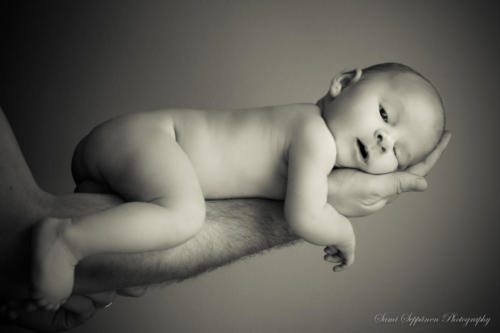 Lapsikuvaus - vauva isän käsillä