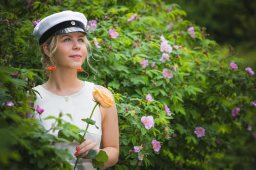 Ylioppilaskuva ylioppilas puutarhassa