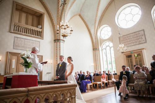 Hääpari alttarilla