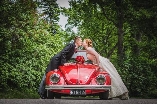 Hääpari suutelee kuplan yli