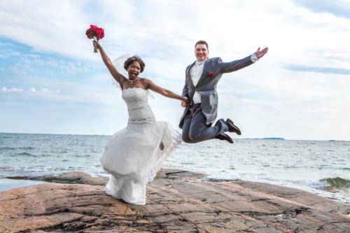 Hääpari hyppää riemusta