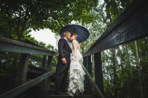 Hääpari sateenvarjon alla