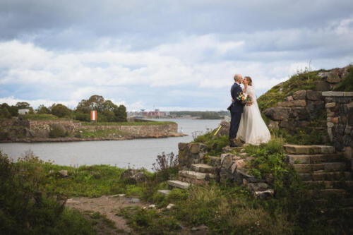 Hääpari Suomenlinnna maisemassa