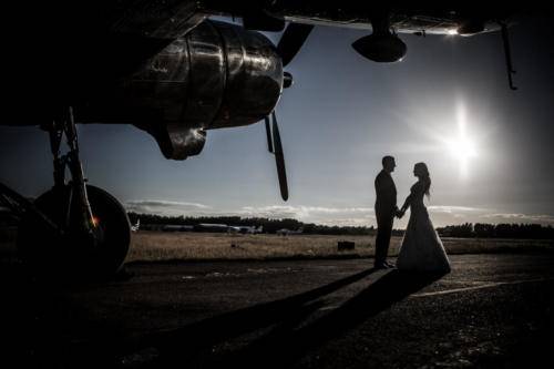 Hääpari lentokoneen kupeessa