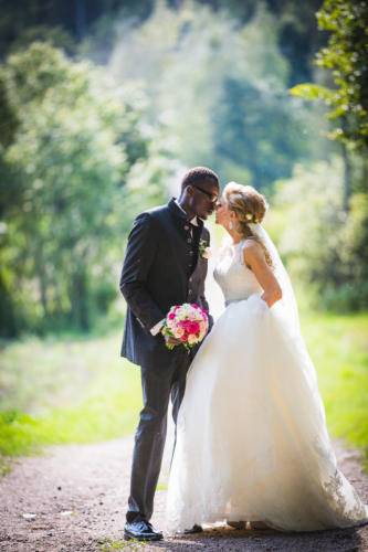 Hääkimppu sulhasen kädessä